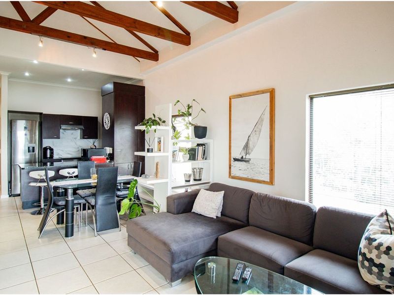 Stylish 2-Bedroom Apartment with Breathtaking Magaliesberg Views - Photo 8