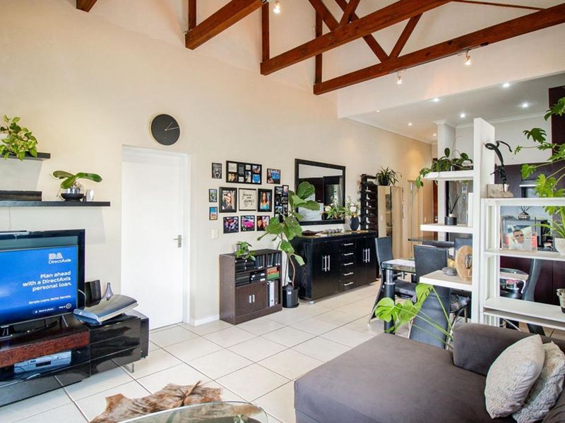 Stylish 2-Bedroom Apartment with Breathtaking Magaliesberg Views - Photo 7