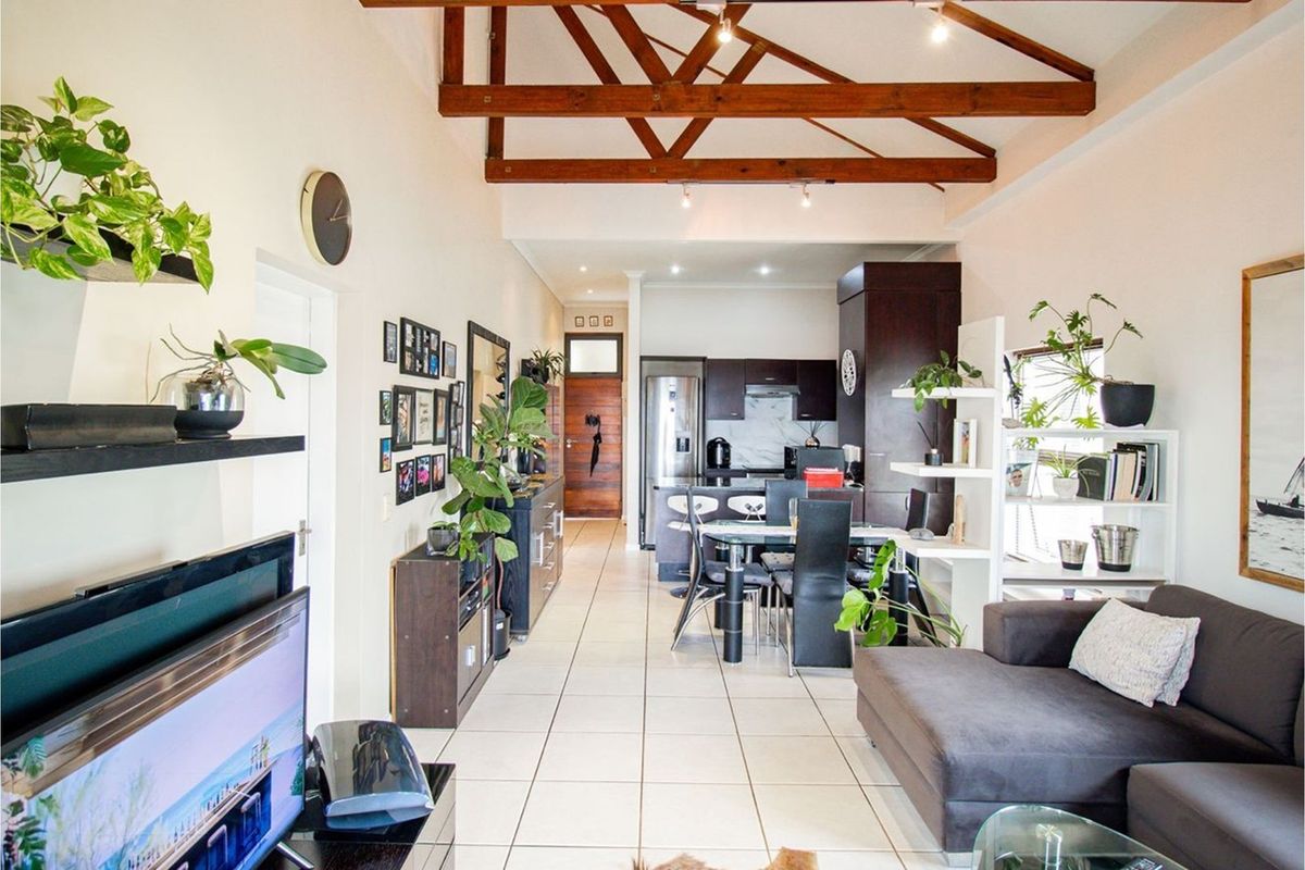 Stylish 2-Bedroom Apartment with Breathtaking Magaliesberg Views - Photo 2