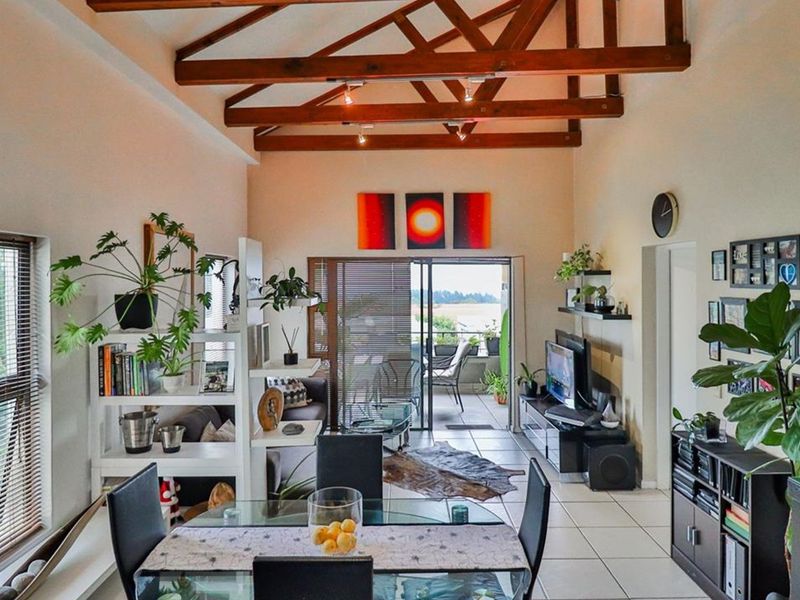 Stylish 2-Bedroom Apartment with Breathtaking Magaliesberg Views - Photo 4