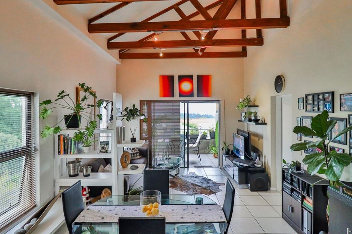 Stylish 2-Bedroom Apartment with Breathtaking Magaliesberg Views - Photo 4