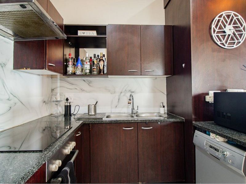 Stylish 2-Bedroom Apartment with Breathtaking Magaliesberg Views - Photo 3