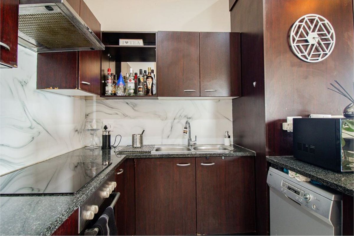 Stylish 2-Bedroom Apartment with Breathtaking Magaliesberg Views - Photo 3