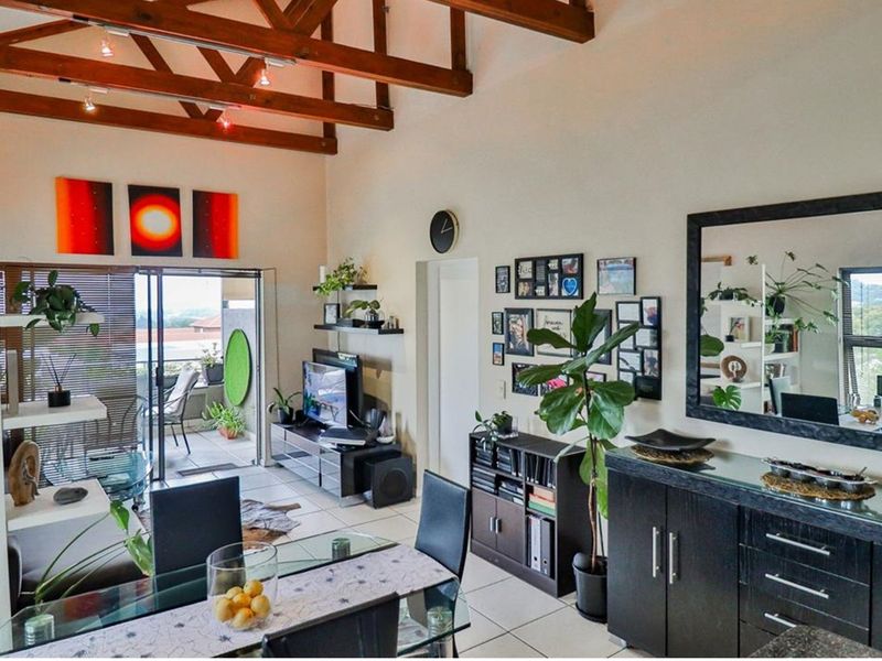 Stylish 2-Bedroom Apartment with Breathtaking Magaliesberg Views - Photo 5