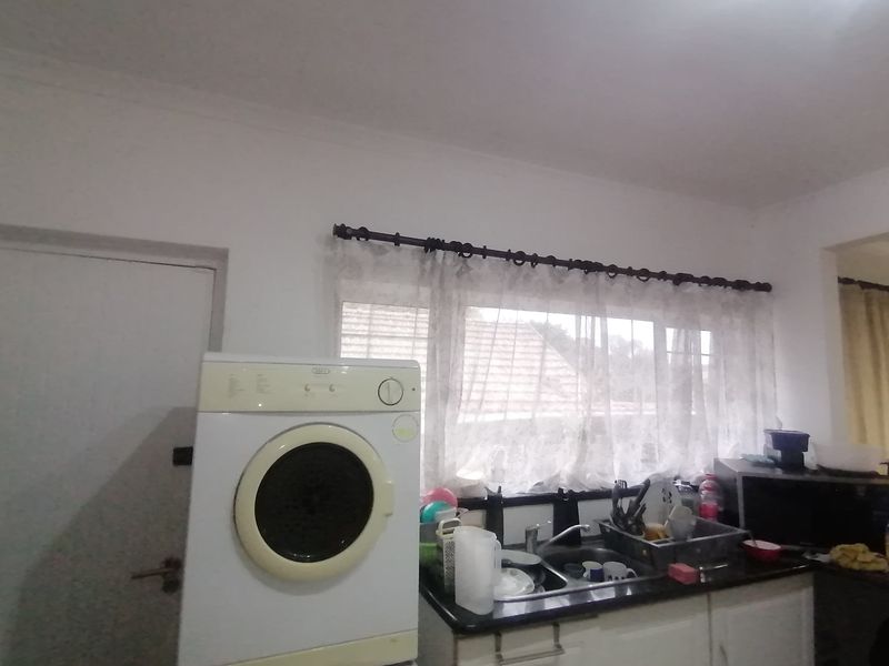 "Charming 3-Bed Oasis in Umbilo Awaits You!" - Photo 7