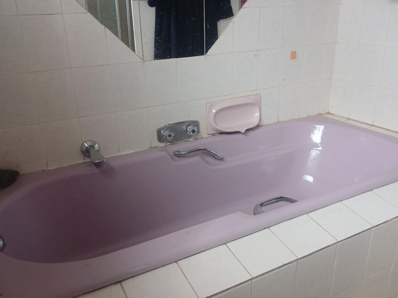 Spacious 4 bedroom double-storey family home in a popular area close to amenities - Photo 9