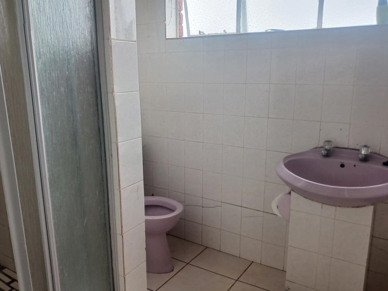 Spacious 4 bedroom double-storey family home in a popular area close to amenities - Photo 10