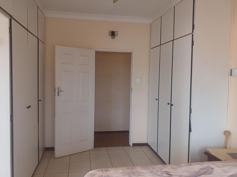 Spacious 4 bedroom double-storey family home in a popular area close to amenities - Photo 6