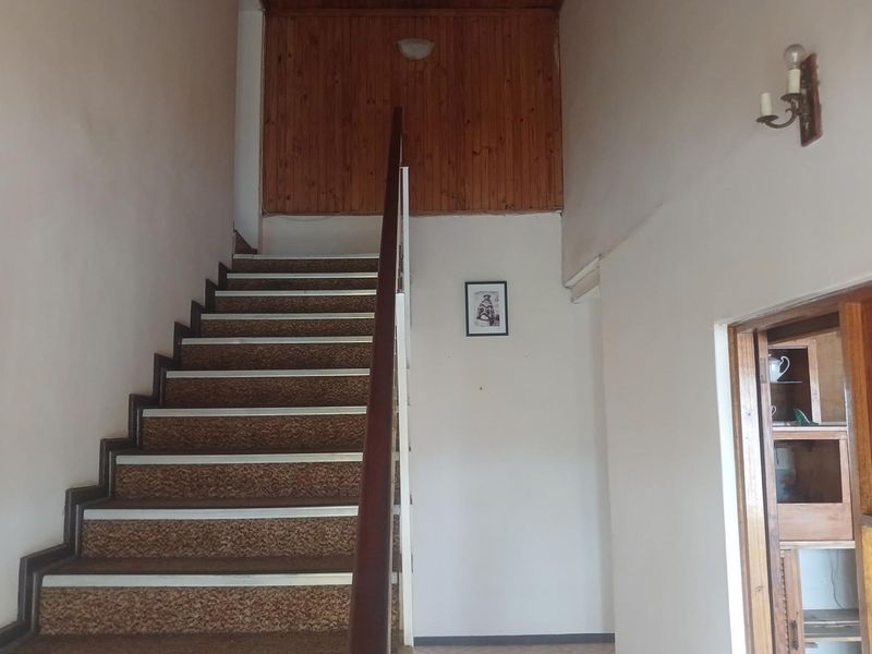 Spacious 4 bedroom double-storey family home in a popular area close to amenities - Photo 4