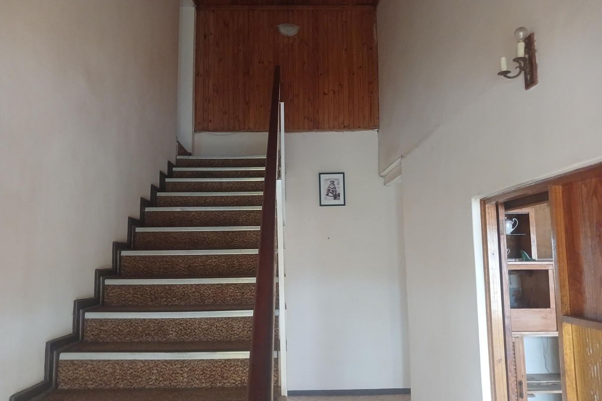 Spacious 4 bedroom double-storey family home in a popular area close to amenities - Photo 4