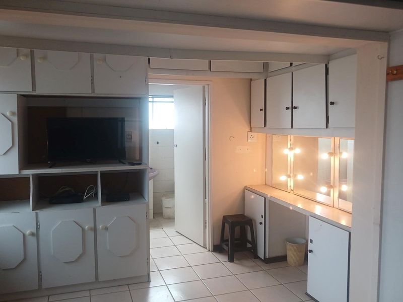 Spacious 4 bedroom double-storey family home in a popular area close to amenities - Photo 7