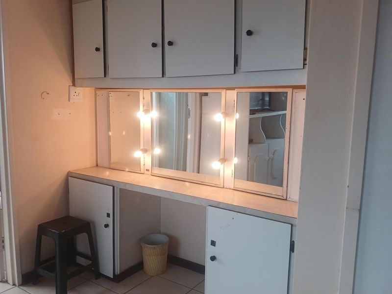 Spacious 4 bedroom double-storey family home in a popular area close to amenities - Photo 8