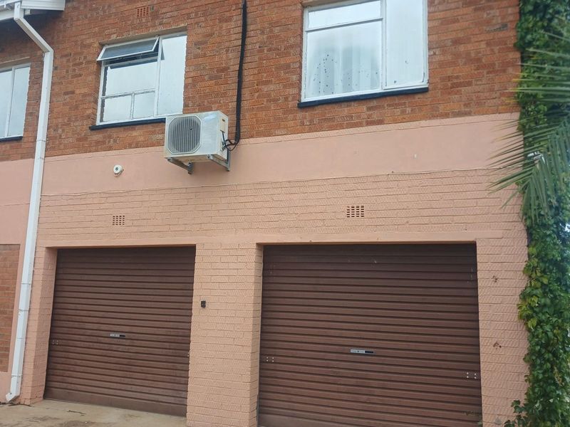 Spacious 4 bedroom double-storey family home in a popular area close to amenities - Photo 2