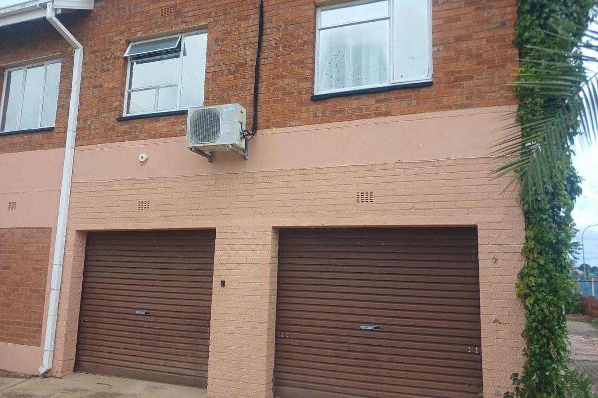 Spacious 4 bedroom double-storey family home in a popular area close to amenities - Photo 2