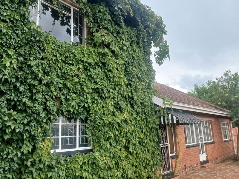 Spacious 4 bedroom double-storey family home in a popular area close to amenities - Photo 3