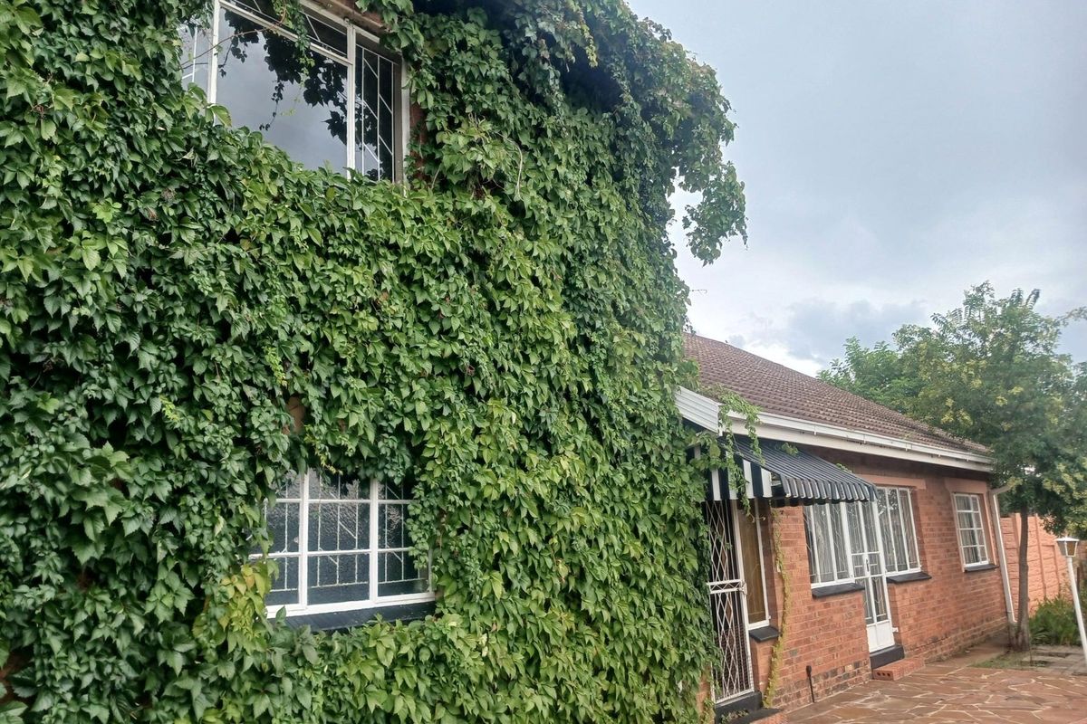 Spacious 4 bedroom double-storey family home in a popular area close to amenities - Photo 3