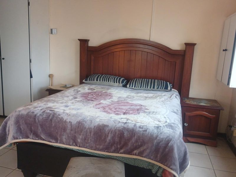 Spacious 4 bedroom double-storey family home in a popular area close to amenities - Photo 5