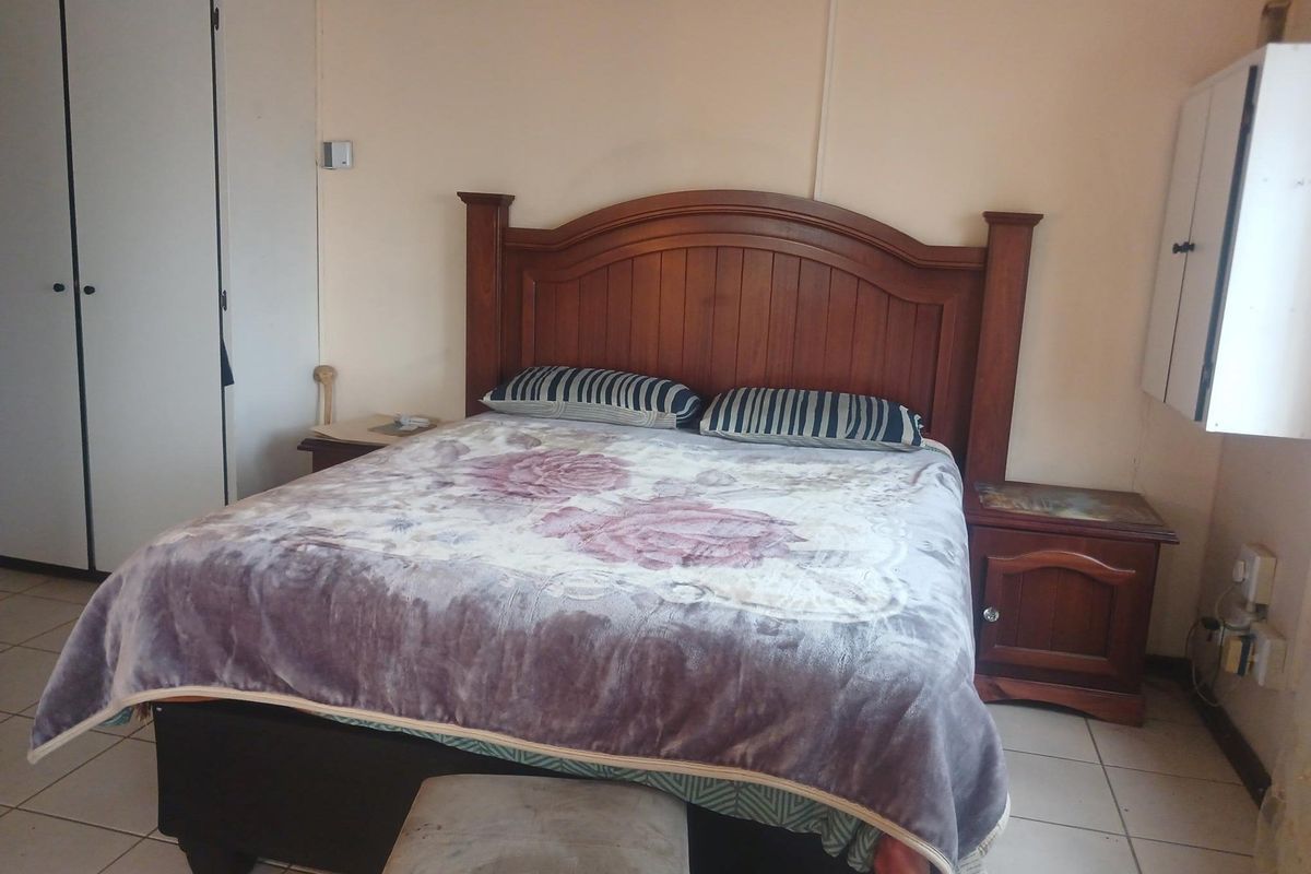 Spacious 4 bedroom double-storey family home in a popular area close to amenities - Photo 5