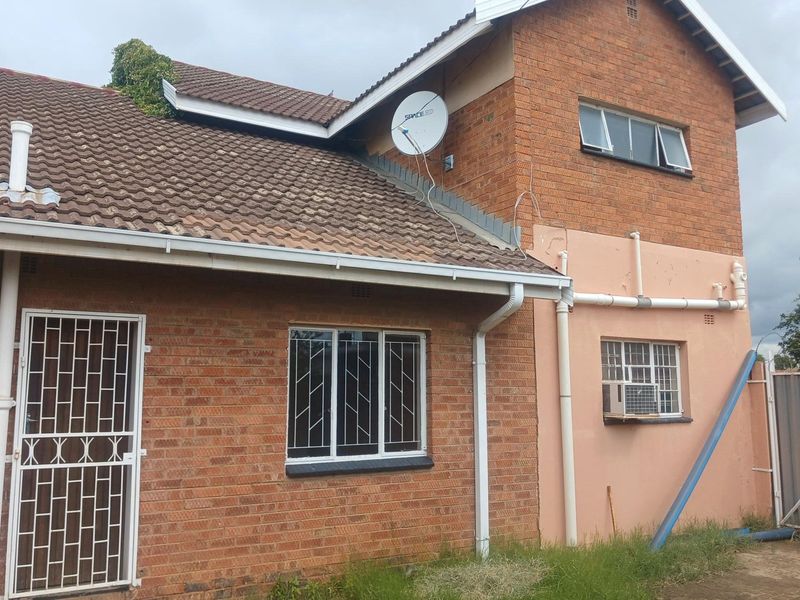 Spacious 4 bedroom double-storey family home in a popular area close to amenities - Photo 1