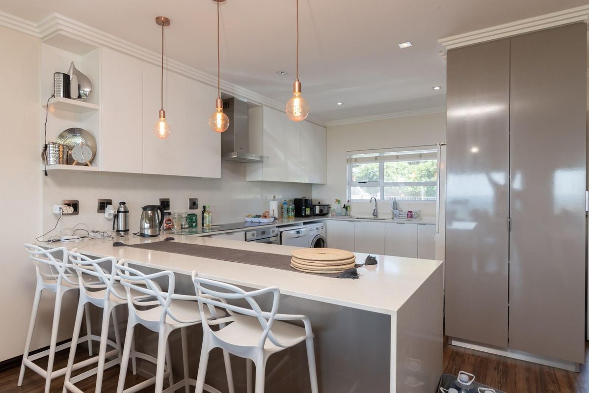 Renovated 3 bedroom apartment with great sea views in Ballito - Photo 5