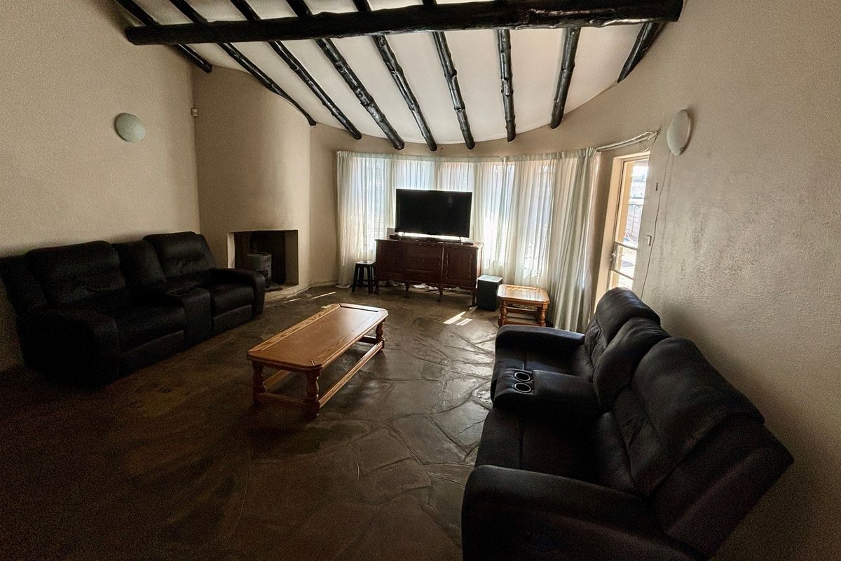 For Sale: Stunning Modern 3-Bedroom Home with Pool and Entertainment Area - Photo 3