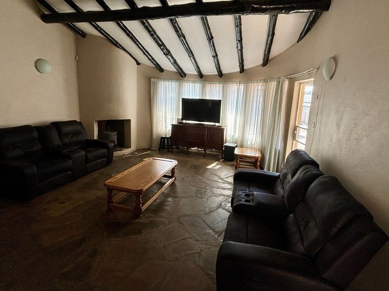 For Sale: Stunning Modern 3-Bedroom Home with Pool and Entertainment Area - Photo 3