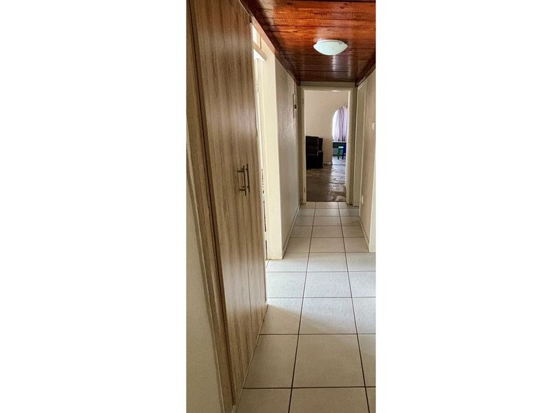 For Sale: Stunning Modern 3-Bedroom Home with Pool and Entertainment Area - Photo 9