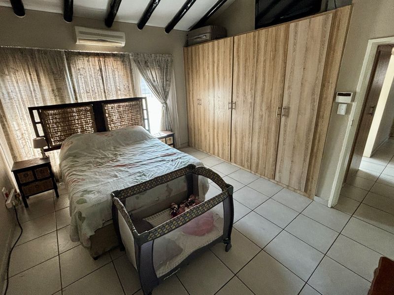 For Sale: Stunning Modern 3-Bedroom Home with Pool and Entertainment Area - Photo 8