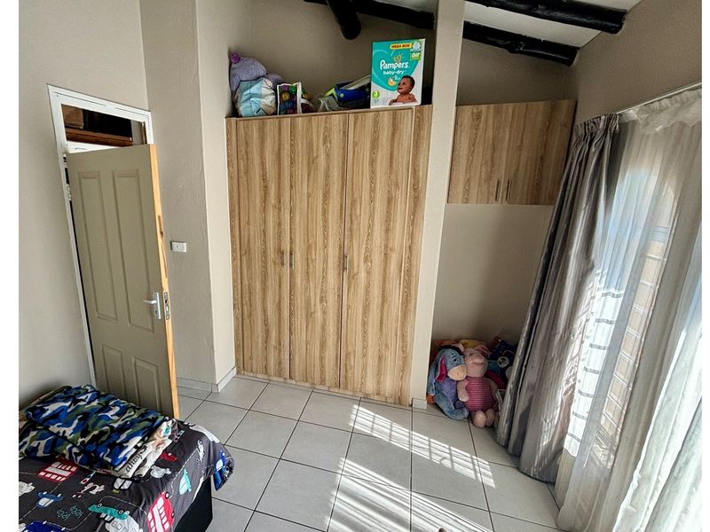 For Sale: Stunning Modern 3-Bedroom Home with Pool and Entertainment Area - Photo 7