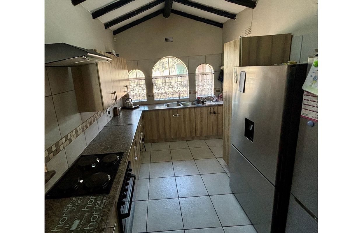 For Sale: Stunning Modern 3-Bedroom Home with Pool and Entertainment Area - Photo 5