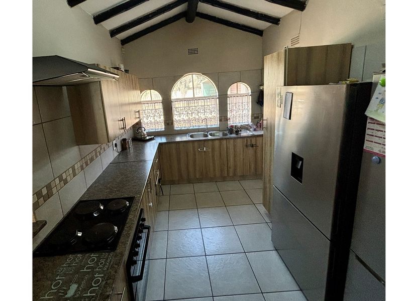 For Sale: Stunning Modern 3-Bedroom Home with Pool and Entertainment Area - Photo 6