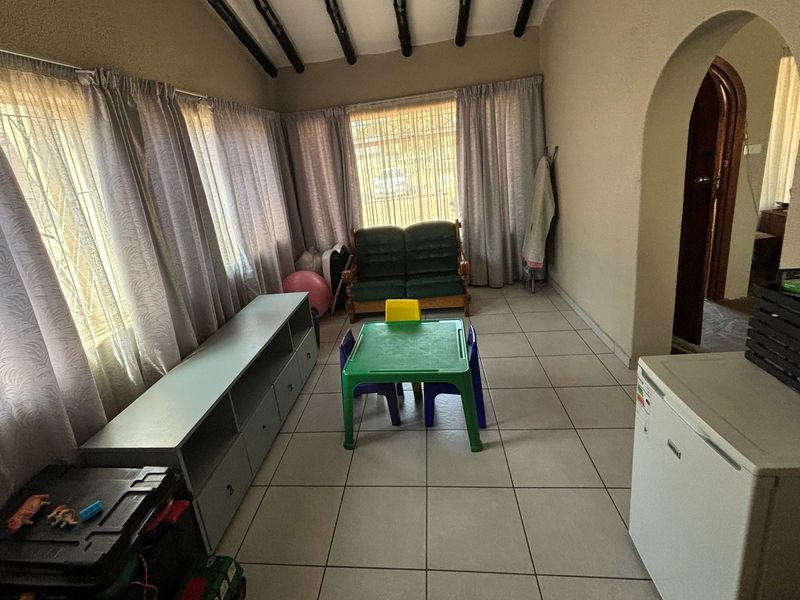 For Sale: Stunning Modern 3-Bedroom Home with Pool and Entertainment Area - Photo 4