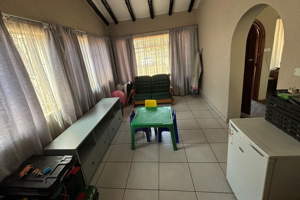 For Sale: Stunning Modern 3-Bedroom Home with Pool and Entertainment Area - Photo 4