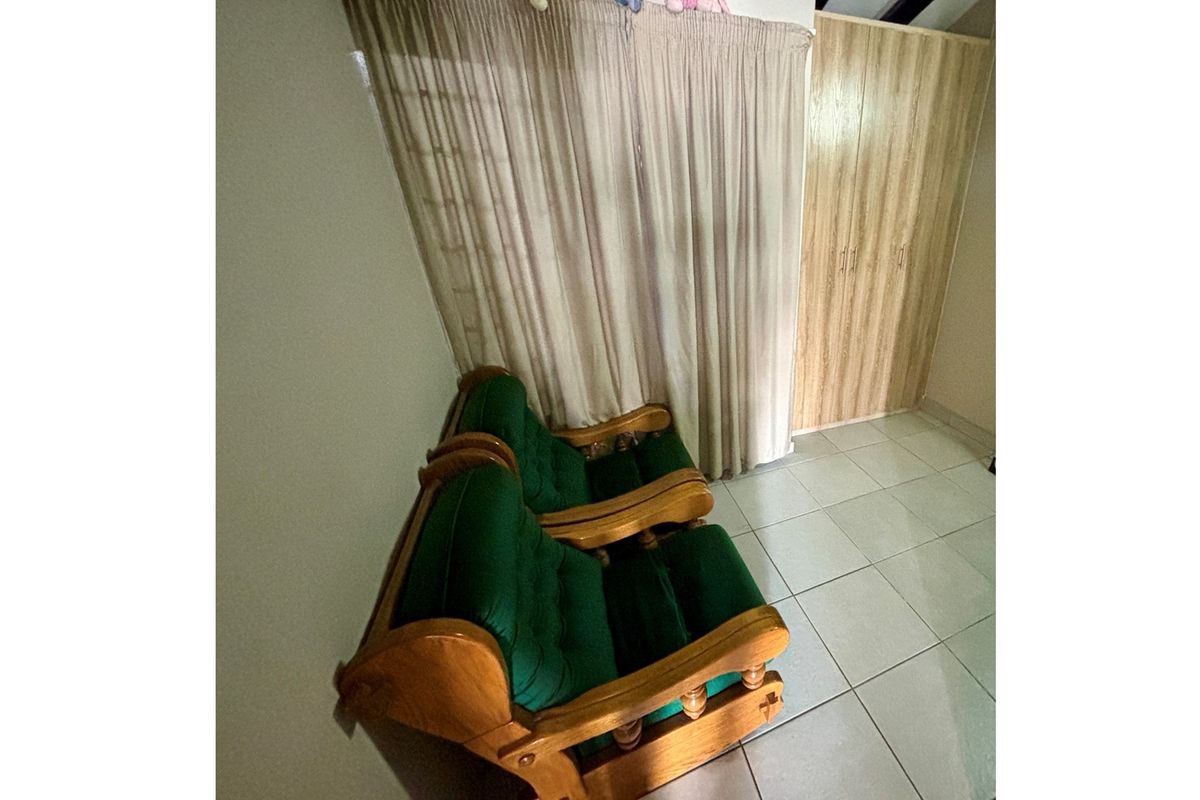 For Sale: Stunning Modern 3-Bedroom Home with Pool and Entertainment Area - Photo 5