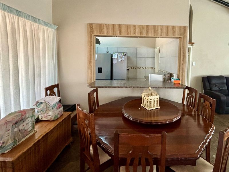 For Sale: Stunning Modern 3-Bedroom Home with Pool and Entertainment Area - Photo 2