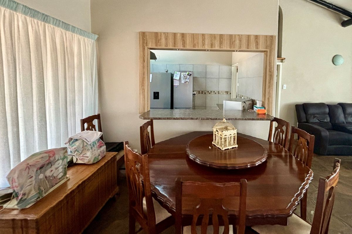 For Sale: Stunning Modern 3-Bedroom Home with Pool and Entertainment Area - Photo 2