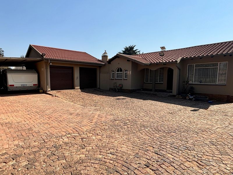 For Sale: Stunning Modern 3-Bedroom Home with Pool and Entertainment Area - Photo 8