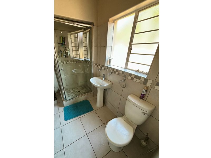 For Sale: Stunning Modern 3-Bedroom Home with Pool and Entertainment Area - Photo 10