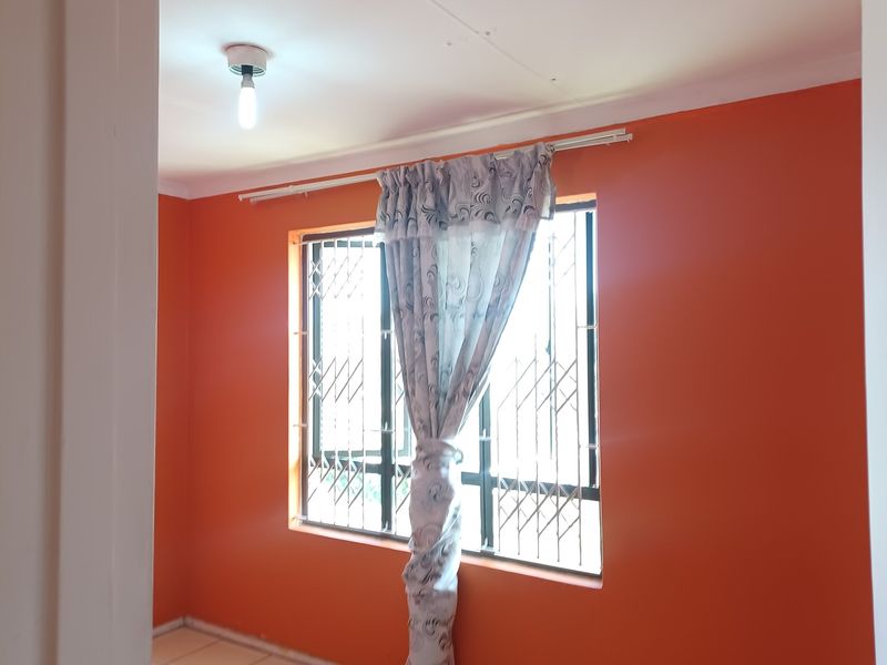 2 Bedroom, 1 Bathroom flat for sale in woodlands, woodhaven park - Photo 6