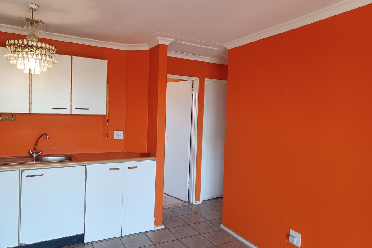2 Bedroom, 1 Bathroom flat for sale in woodlands, woodhaven park - Photo 2