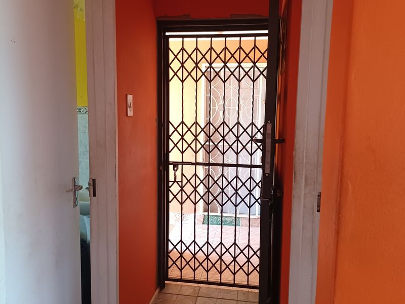 2 Bedroom, 1 Bathroom flat for sale in woodlands, woodhaven park - Photo 3