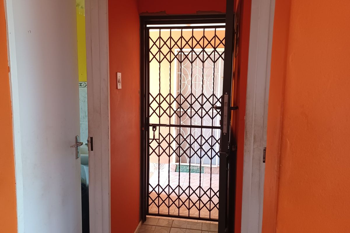 2 Bedroom, 1 Bathroom flat for sale in woodlands, woodhaven park - Photo 3