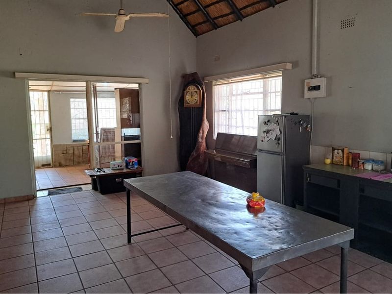 Charming Two-Bedroom Retreat in Marloth Park - Photo 5