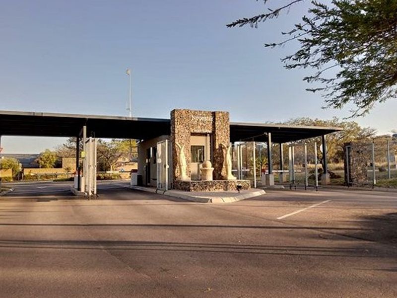 North-facing, 402 sqm corner stand, with some view to green area. - Photo 9