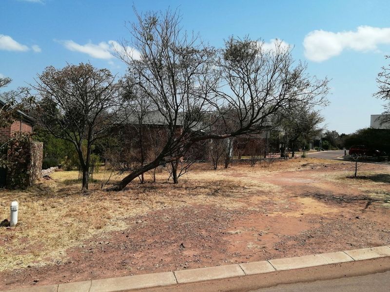 North-facing, 402 sqm corner stand, with some view to green area. - Photo 2