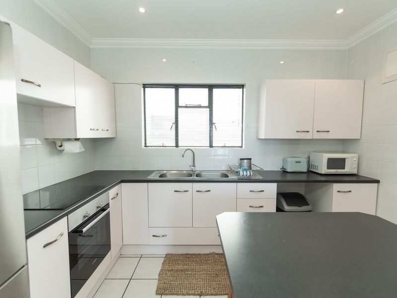 STUNNING Trendy Apartment With Park Views in St George's - Photo 7