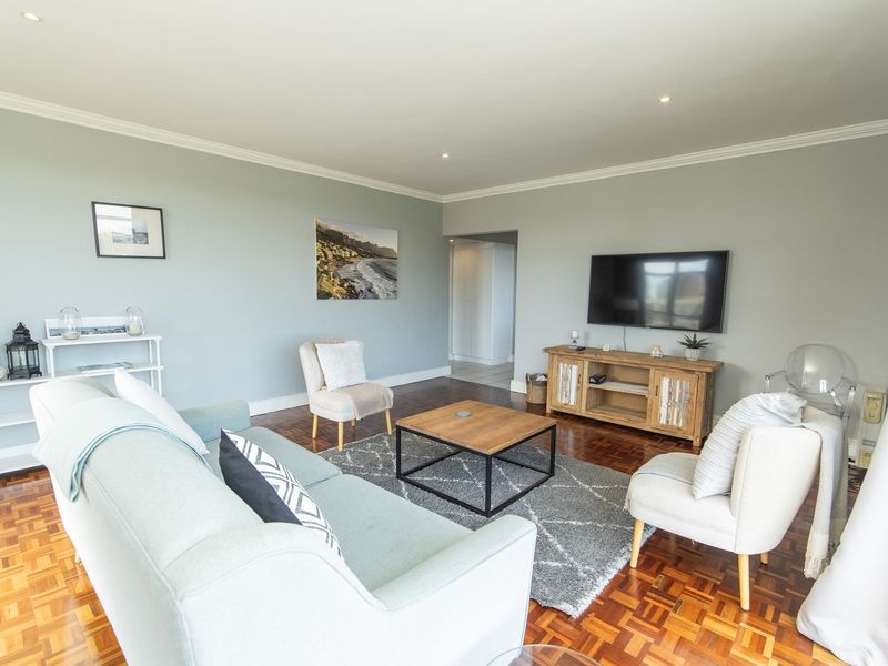 STUNNING Trendy Apartment With Park Views in St George's - Photo 2