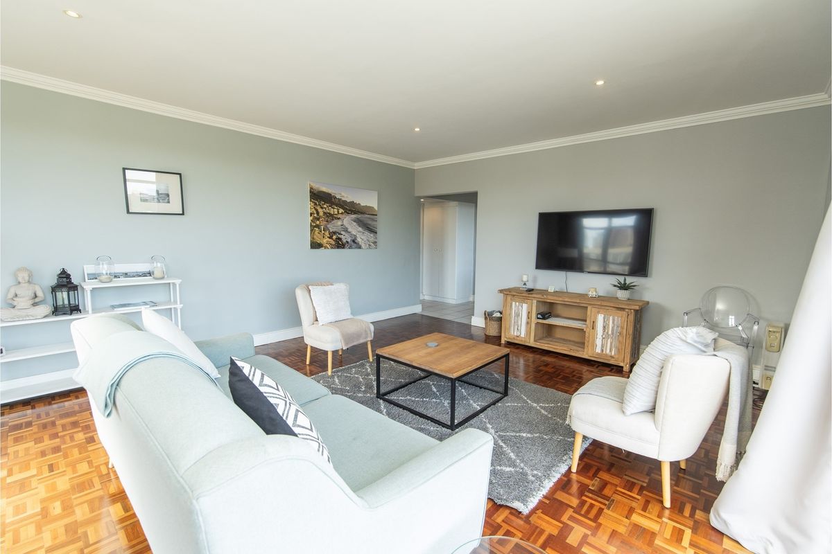 STUNNING Trendy Apartment With Park Views in St George's - Photo 2