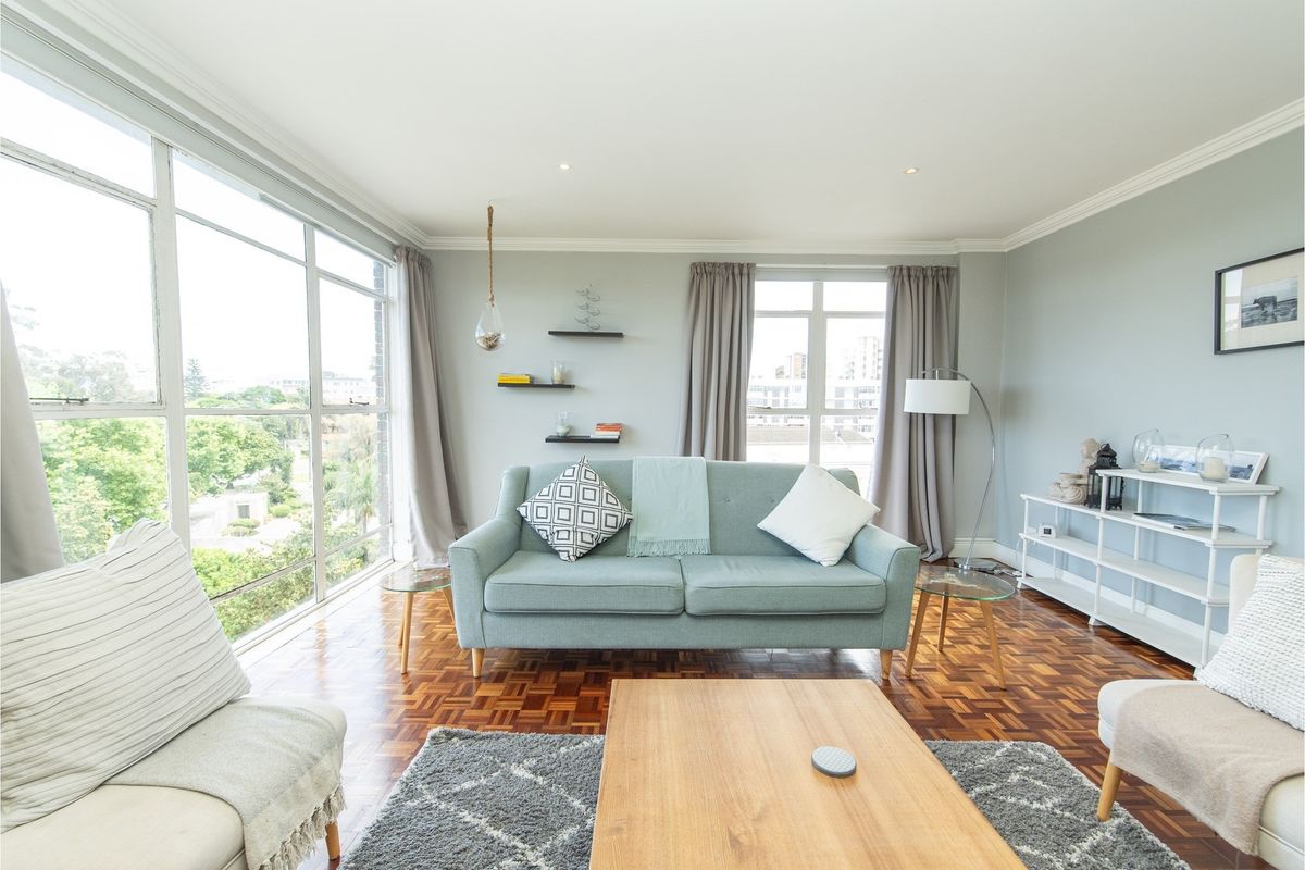 STUNNING Trendy Apartment With Park Views in St George's - Photo 4