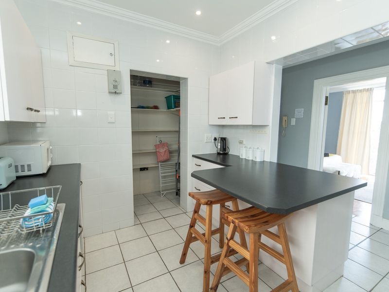 STUNNING Trendy Apartment With Park Views in St George's - Photo 10